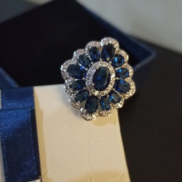 Swarovski Elements Blue Crystal Floral Ring Women's size 7 - Picture 2 of 8